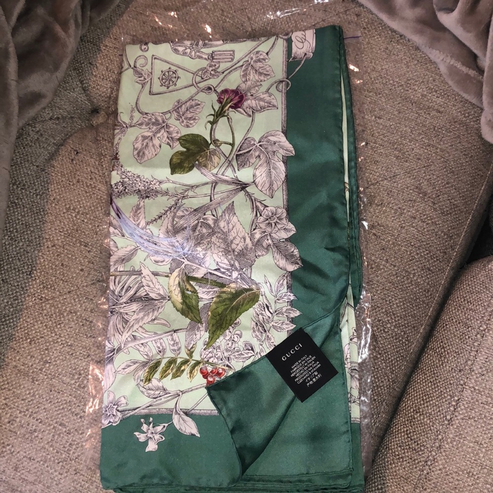 Last chance to purchase..Gucci Green Wondergarden Crest 100% Silk Scarf/Wrap